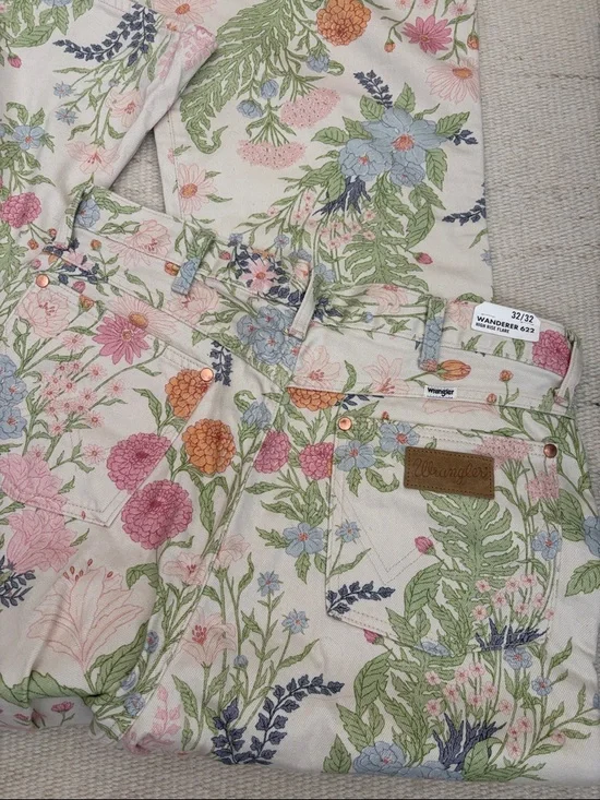 NWT Wrangler wanderer 622 high rise flare floral Jean - Picture 8 of 10